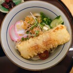 うどんとおむすび 紬 - 令和6年5月 ランチタイム(11:30〜14:00)
Aセット 税込880円
厳選仕入れの「鯛ちくわ天」明太おろしぶっかけうどん、 鶏かやくご飯(小)
