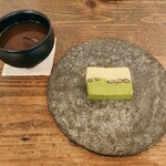 Morc - 【抹茶と黒豆のチーズケーキ ￥500 ／ 和紅茶(静岡) ￥400】チーズケーキは甘さ控えめで、2種類の味が楽しめて、中にも黒豆が何個か入ってました♩美味しい( ¨̮ )