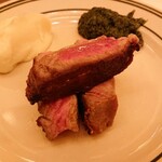 ベンジャミンステーキハウス - 盛り付けた肉をアップで