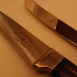 ベンジャミンステーキハウス - ナイフにもロゴが