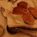ベンジャミンステーキハウス - くるみのパンとアマニシードのパン（自家製ホイップバター）