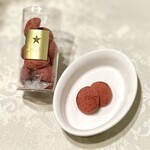 Patisserie Crochet - いちごのブールドネージュ　
                        蓋を開けると甘酸っぱい香りが漂う。半球形の姿がかわいらしい。