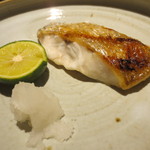 鮨 多門 - 皮はパリット、身はしつこさのないジューシーな脂が。