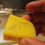 鮨 多門 - 二度の焼きで仕上げた卵はしっとりと。