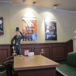 キネマカフェ - 映画館の一階にあるんで映画のポスター等を見ることができるお店はシックなムードが漂う店内になってます。
