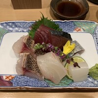 日本酒と和食 花びし - 御造り盛り合わせ（初鰹、真鯛、しめ鯖、イカ）　１９８０円