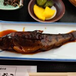 Shin Yama Garyouri Yama Biko - ▷魚
                      斑点があるのでアマゴだろうねえ
                      
                      よく煮てあって、頭からガブリと食べても柔らかく
                      背骨の食感も無くて、問題なく食べられる
