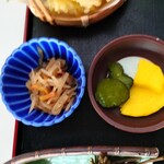 Shin Yama Garyouri Yama Biko - ◯大根の煮物
                      甘味ある醤油出汁な味わい
                      
                      ◯漬物
                      自家製のきゅうりの漬物、たくあん
