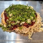 Hiroshima Sutairu Okonomiyaki Kujira - 肉玉そばダブル (イカ天､ネギ)♪厚みが出た分､食べ応えも上がるけど､香ばしさも相俟って旨さUP♪