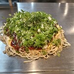 Hiroshima Sutairu Okonomiyaki Kujira - 肉玉そば (イカ天､ネギ､もち)♪もちが一面に広がって､見た目以上の食べ応え♪