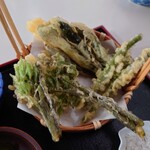 Shin Yama Garyouri Yama Biko - 山菜のいろんな味わい、苦みが
                      天ぷらで揚げる事により油感を纏い
                      マイルドな味わいとなるので美味しいよねえ♪
                      
                      この苦みと味わいはお酒とも合うだろうなあ