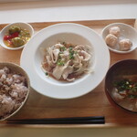 トーコーキッチン - 本日の定食 豚しゃぶ 副菜二品、豚汁、ご飯 500円