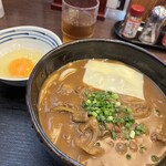 こんぴら茶屋 - 生卵カレーうどんとチーズトッピング。