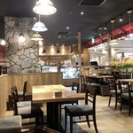 Italian Kitchen VANSAN - 広々とした店内。椅子テーブル15卓程ありました。