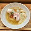 Komugi Soba Ike - 芸術的なラーメン「特製塩そば」。丼にもこだわっていますねーお洒落です♪