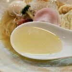 Komugi Soba Ike - 鶏と魚介のダブルスープ。甲州地鶏など3種の地鶏に豚も少し入れたスープ。9種類の乾物を使ったスープ。この２つを営業前に合わせているとのこと。普通は飲まないスープですが自然と全部飲んでしまいました！