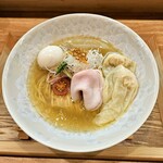 247901912 - 芸術的なラーメン「特製塩そば」。丼にもこだわっていますねーお洒落です♪