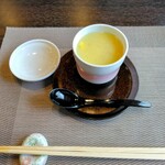 ゆう心 - 両方に出される茶碗蒸し－トウモロコシ餡掛けで、中身は小ぶりの貝柱と鶏肉が絶妙な出汁と相まって美味しかったです。熱々なのも嬉しいです。