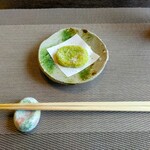 ゆう心 - 両方に出される小鉢2－空豆をペースト状にした揚げ物。熱々で、味も甘くて美味でした。空豆の香ばしさが何とも言えず春を堪能しました。