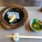 ゆう心 - 華やかの刺身1－熟成真鯛の刺身、日向夏添え　醤油ではなくとろみポン酢　＠私は刺身は死後硬直コリコリ派なのて、熟成によるアミノ酸の増加より歯応えを追求しますが、確かに美味。さほど軟らかくもない！