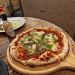 サンパチキッチン 小倉店 - チーズたっっっっぷり、生地はモチモチのピザ。∅20cmはあると思う。チーズはおそらく ちゃんとしたモッツァレラ。