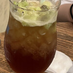 サンパチキッチン - ノンアルコールの フルーツの乗った なんとかティー(紅茶)。めっちゃ美味しい。特に写真1枚目に写ってるベリーのやつ。