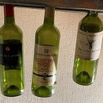 サンパチキッチン - 上を向くと、ワインボトルが飾ってありました！お洒落～♪しかも、右端には モンテスアルファ の瓶が！！