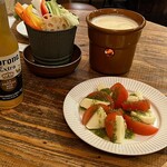 サンパチキッチン 小倉店 - おかわり自由のバーニャカウダ。ソースも無くなりそうになったらすぐ持ってきて下さいました！カプレーゼはバジルソースたっぷりで美味しい！！あれ...ローストビーフの画像が無い(ﾟдﾟ；)めちゃ美味しかったのに