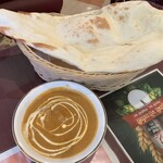 インド・ネパール料理 ロード・ブッダ - チキンカレーとナン