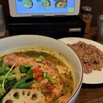 薬膳スープカレー・シャナイア - チキンと野菜のスープカレーと寝かせ玄米