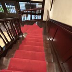 Yakko - 階段も赤ジュータンです。