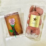 Patisserie Crochet - 左から　いちごとバラのフィナンシェ、いちごのブールドネージュ