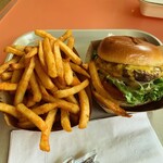 Mahaloha Burger - CheeseBurger $10.25とFries 本体価格$4.75