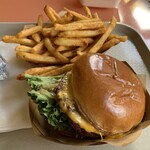 Mahaloha Burger - CheeseBurger $10.25とFries 本体価格$4.75