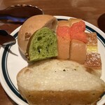 アクアリウムイタリアン心斎橋ライム - パンは小さくカットされていて、色々食べれます。