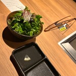 すすきの焼肉きらく - 「トリュフオイルのチョレギサラダ（極みコース①）」（2024.5/21）