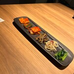 すすきの焼肉きらく - 「キムチとナムルの盛り合わせ（極みコース③）」（2024.5/21）