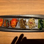すすきの焼肉きらく - キムチとナムルの盛り合わせ