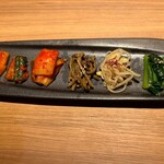 すすきの焼肉きらく - キムチとナムルの盛り合わせ
