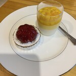 TEAROOM Yoshiki Handa - マンゴームースのブランマンジェ 580円、フランボワーズのタルト 600円（いずれも税込）