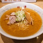 さっぽろ純連 札幌店 - みそ
                                到着し全く湯気がない！？
                                ラード蓋下のスープ本体から、
                                気泡が上がっているが見えます！
                                ラードの蓋をレンゲでくぐり、すくったスープは熱っい！！
                                濃厚で美味しい!これが本流の実力かぁ!!