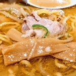 さっぽろ純連 - チャーシュー柔らかく、崩れてしまい、
      美味しいが、存在感が薄かった。
      もやしの風味がよく、しっかり味メンマ、
      ネギの清涼感が全体を引き締めます。
      スープの中には隠れ具材の挽き肉が潜んでいます。