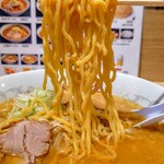 さっぽろ純連 札幌店 - みそ
                                スープから引き上げると、大量の湯気が発生します!
                                黄色中太ちぢれで、もっちもち！！
                                関東でも、森永製麺を食べたことがありますが、
                                一枚上手な仕上がりで美味しい！これが本流の実力かぁ!!