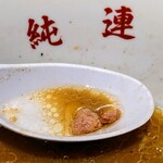 さっぽろ純連 - チャーシュー柔らかく、崩れてしまい、
      美味しいが、存在感が薄かった。
      もやしの風味がよく、しっかり味メンマ、
      ネギの清涼感が全体を引き締めます。
      スープの中には隠れ具材の挽き肉が潜んでいます。