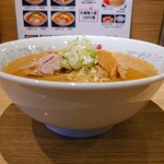 さっぽろ純連 札幌店 - みそ　980円
                                
                                到着しても全く湯気が立ちのぼりません！？
                                スープから引き上げると、大量の湯気が発生します!