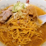 さっぽろ純連 - みそ
      スープから引き上げると、大量の湯気が発生します!
      黄色中太ちぢれで、もっちもち！！
      関東でも、森永製麺を食べたことがありますが、
      一枚上手な仕上がりで美味しい！これが本流の実力かぁ!!