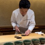 すし宮川 - 蒸し鮑を小波切りされる宮川さん