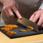 すし宮川 - 自家製唐墨を切る宮川さん、丁寧な下処理により透け感が美しい唐墨でした！