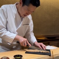 すし宮川 - 穴子を切る宮川さん