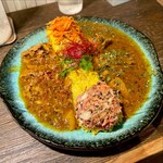 スパイシーカリーハウス半月 - 200ｇのご飯の上にアチャール
                                1番手前がトッピングのエビポテサラ